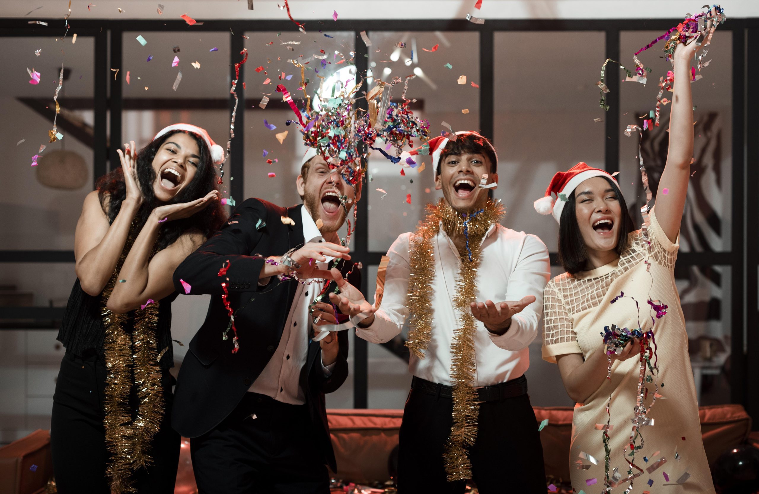 amigos-vista-frontal-celebrando-fiesta-fin-ano