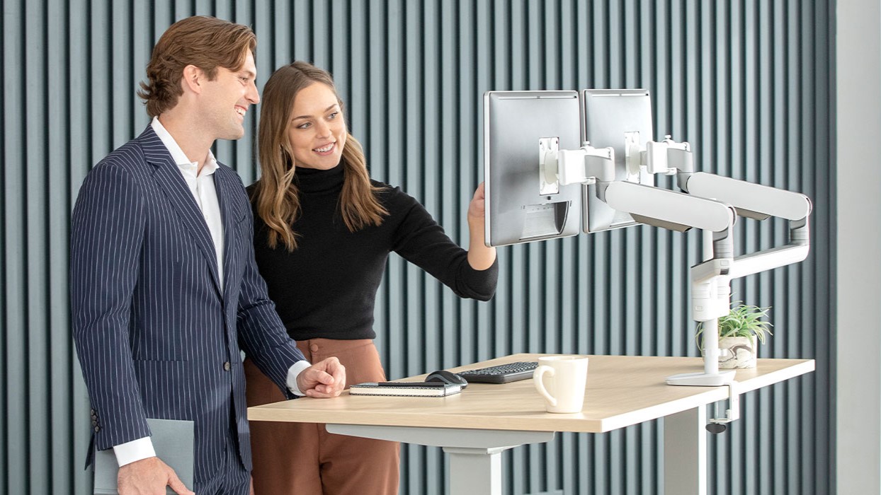 monitor-arms-header ¿Por qué debemos usar un brazo de monitor a la hora de trabajar?