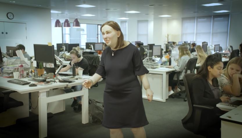 Emma: la trabajadora de oficina del futuro a la que no nos gustaría parecernos