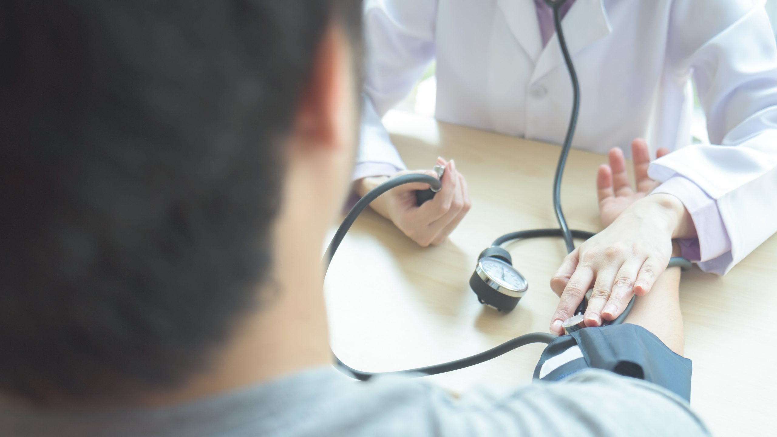 Médico tomandole la presión a una persona