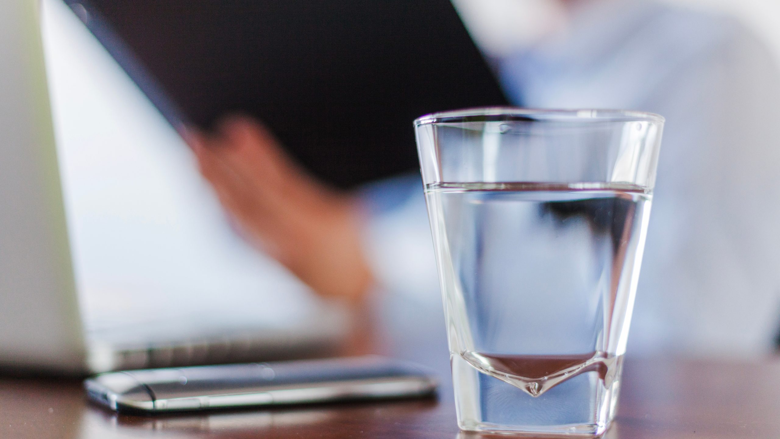 Vaso de agua en una mesa de trabajo