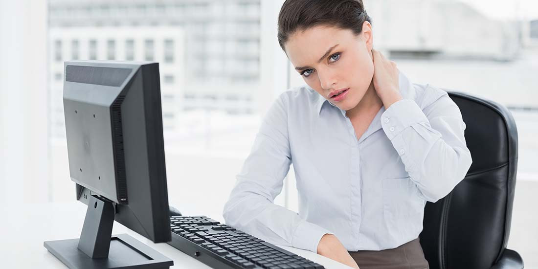 Aprende a sentarte correctamente en el puesto de trabajo